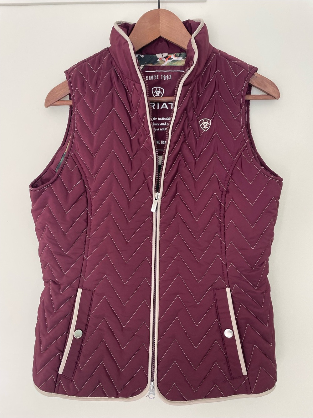 Ariat Quilted Insulated Zip Vest Medium Burgundy Equestrian Horse Print Lining - Picture 3 of 10